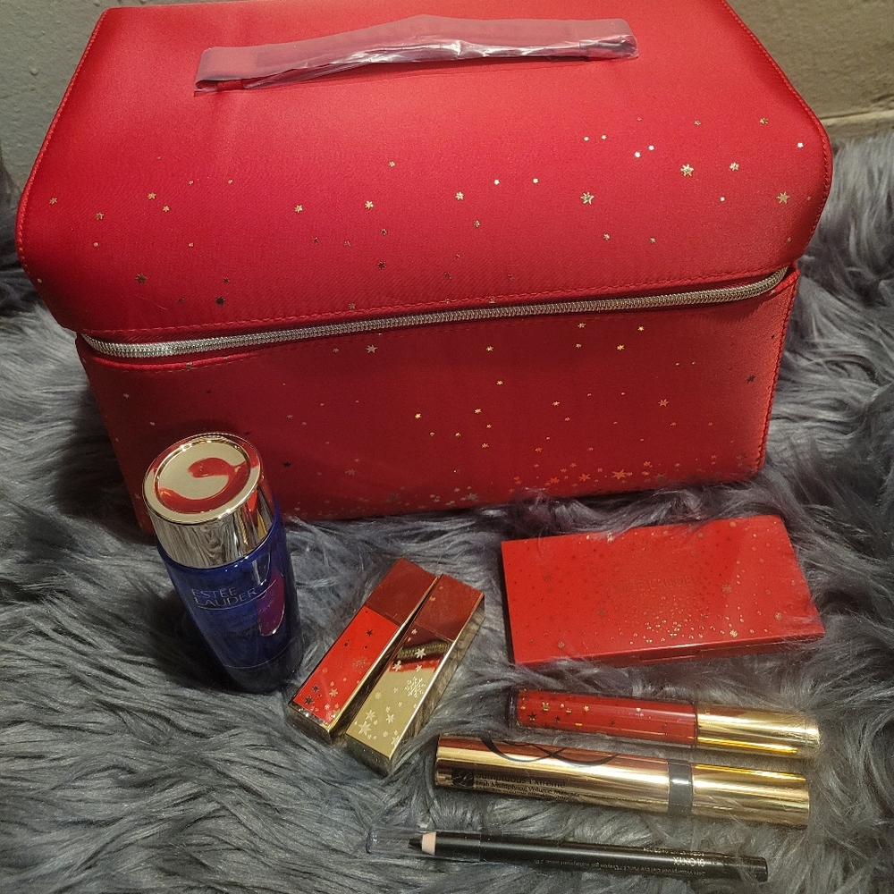 ❤New 7 piece Estee Lauder makeup and holiday bag